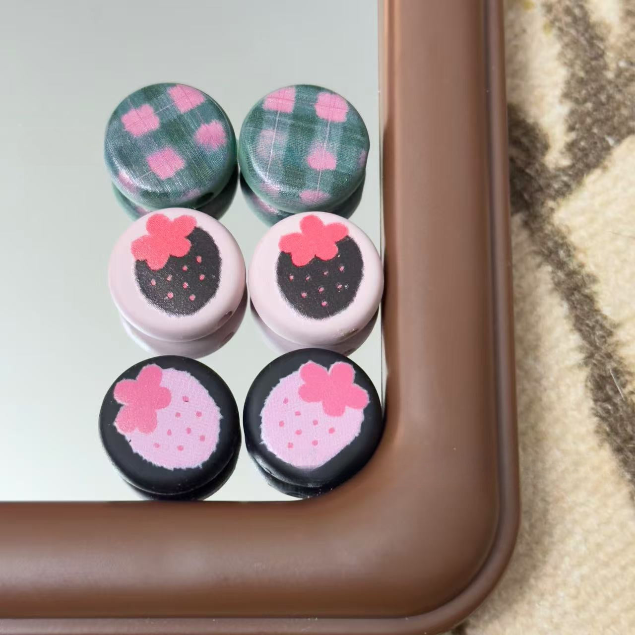 Wholesale 10pcs Acrylic Strawberry Plaid Beaded DIY Homemade Earrings Mobile Phone Rope Bracelet Necklace Clothing Accessories